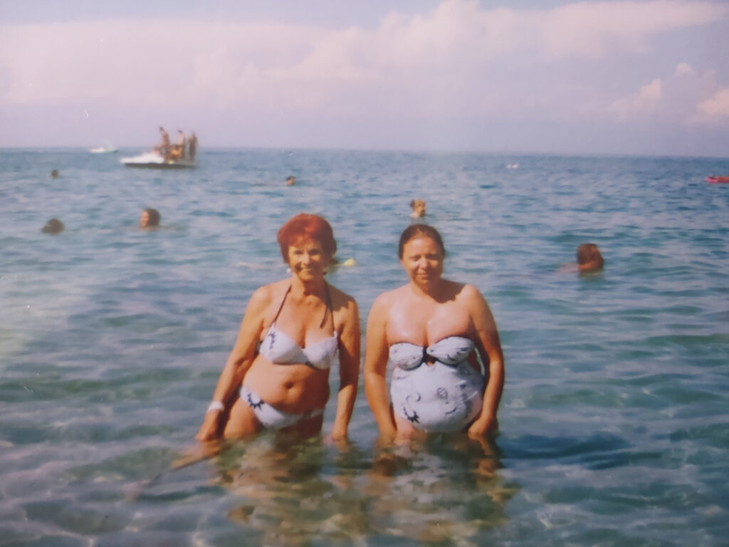 caludia e mãe no mar