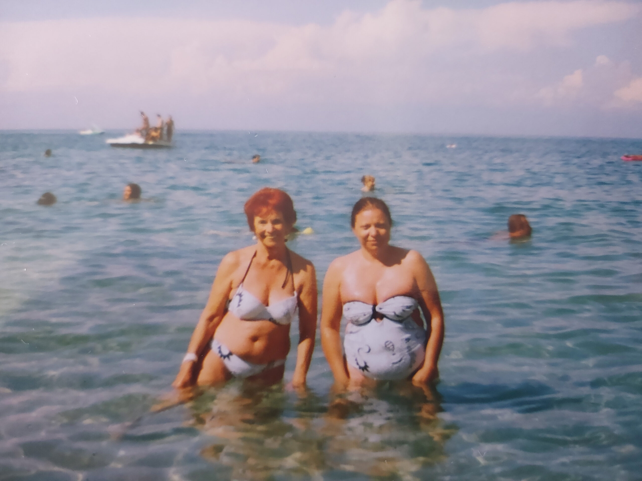 caludia e mãe no mar