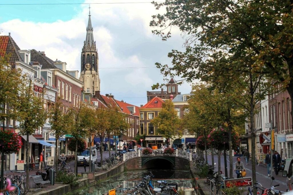 Canal Vrouw Juttenland, tendo ao fundo a torre da Nieuwe Kerk (Igreja Nova)