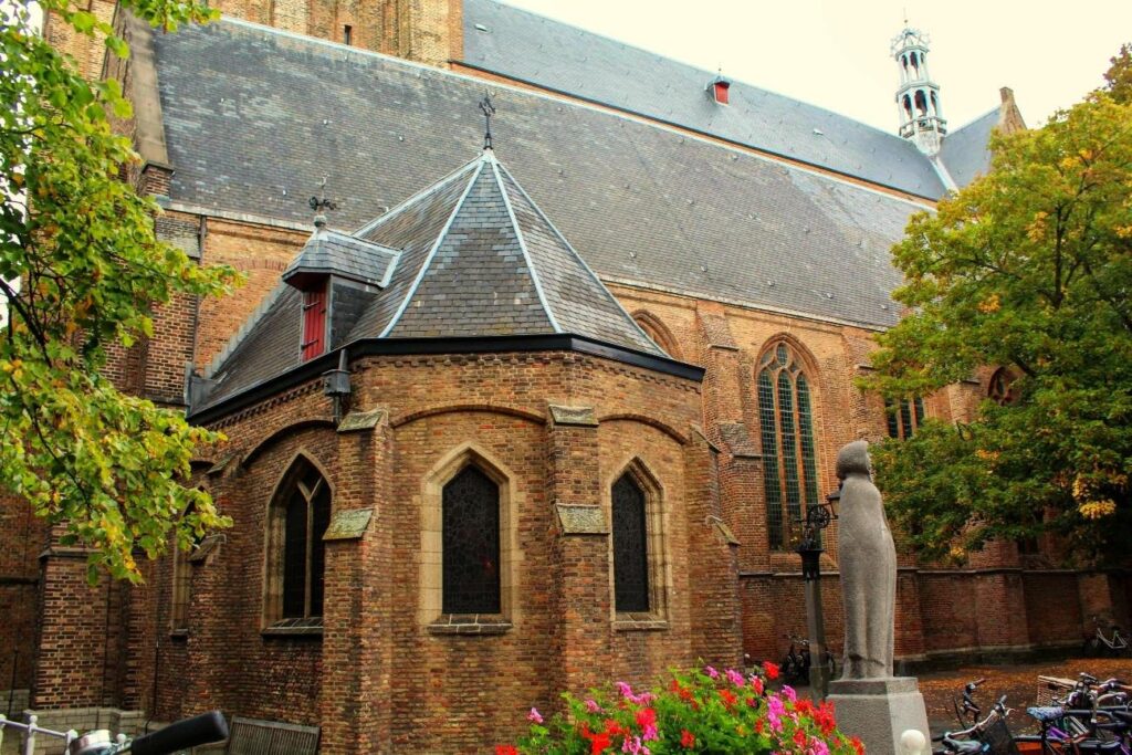 foto da lateral da oude kerk