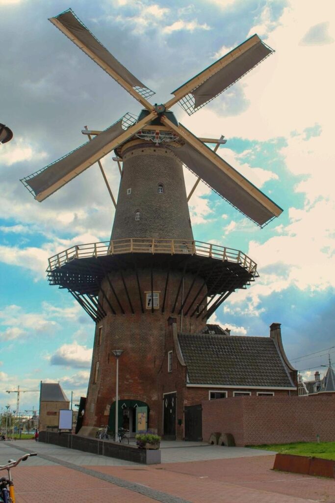 foto do moinho molen de roos em delft