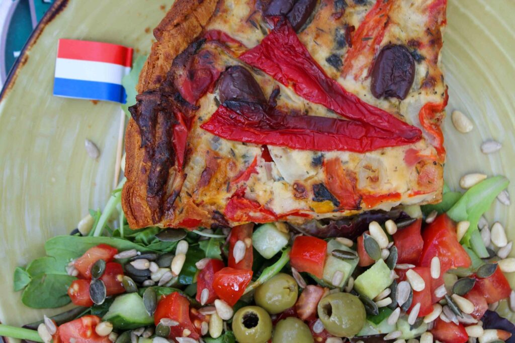 Foto de quiche e saladinha em delft