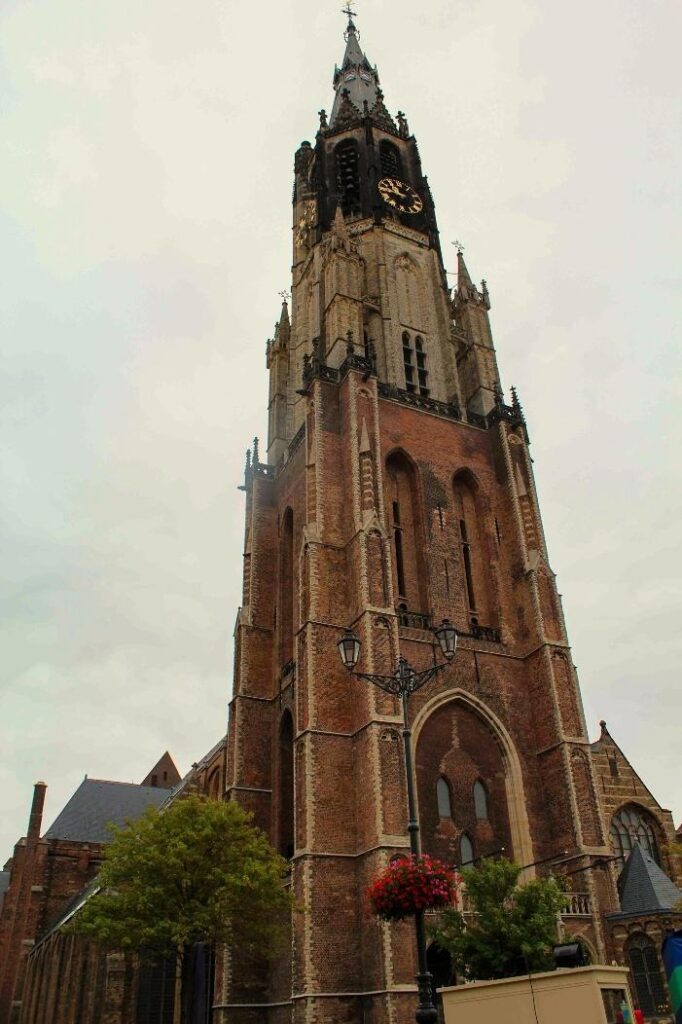Foto da torre na nieuwe kerk em delft