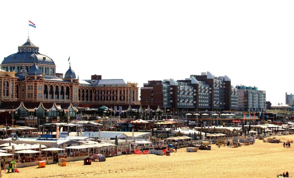Foto do calçadão da praia de Scheveningen