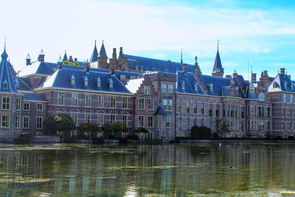 Foto do Lago Hofvijver que banha a parte de trás do complexo Binnenhof

