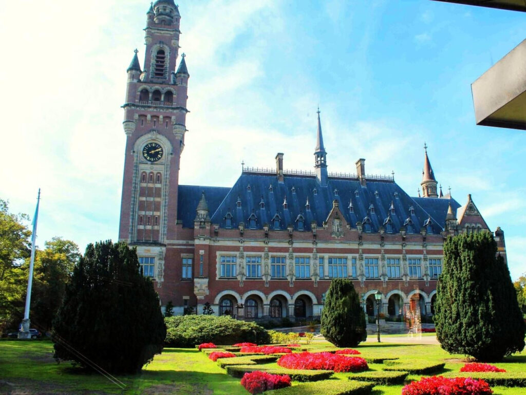 Foto do Palácio da Paz e seus jardins em den haag