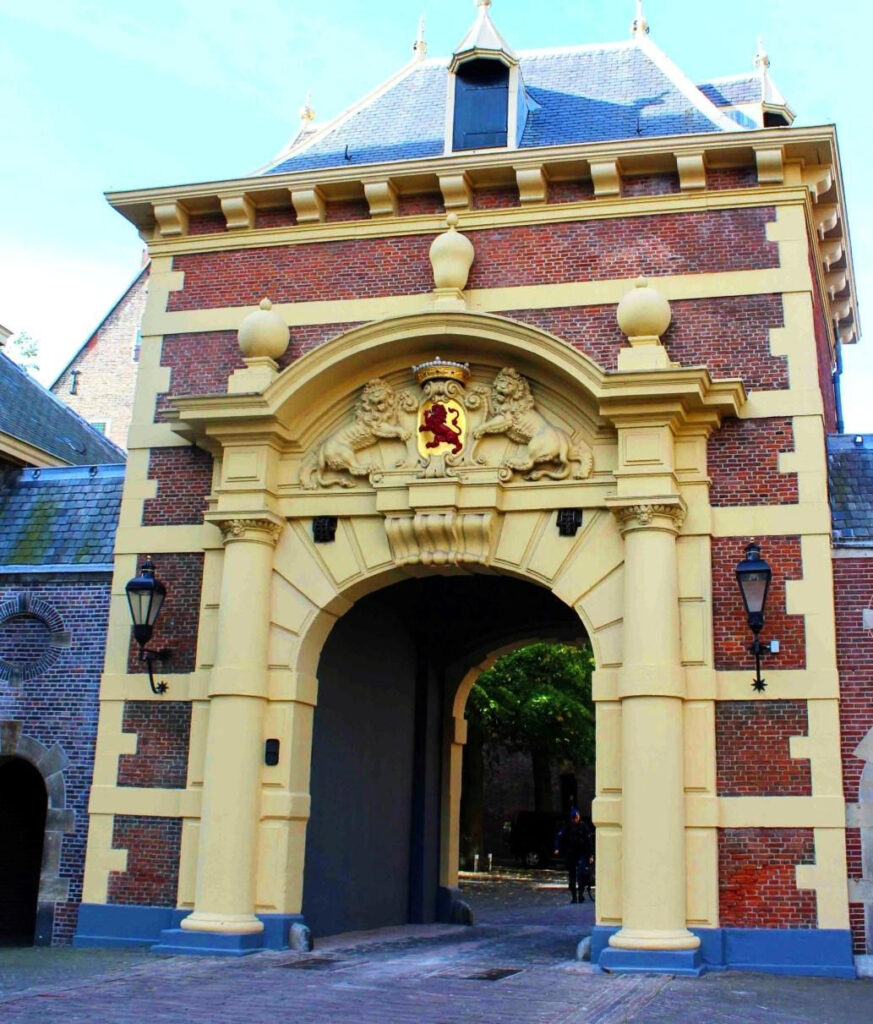 Foto do portão de entrada do Binnenhof