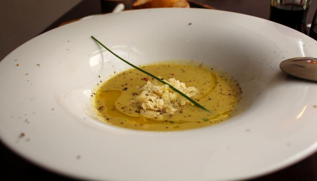 foto da sopa de aspargos em den haag